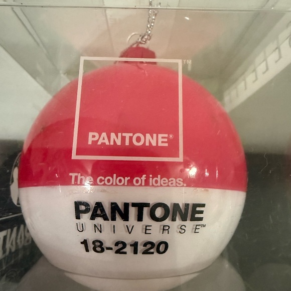 Glass Christmas Ball Pantone
Universe 18-2120 Ornament new in the box - Picture 7 of 7
